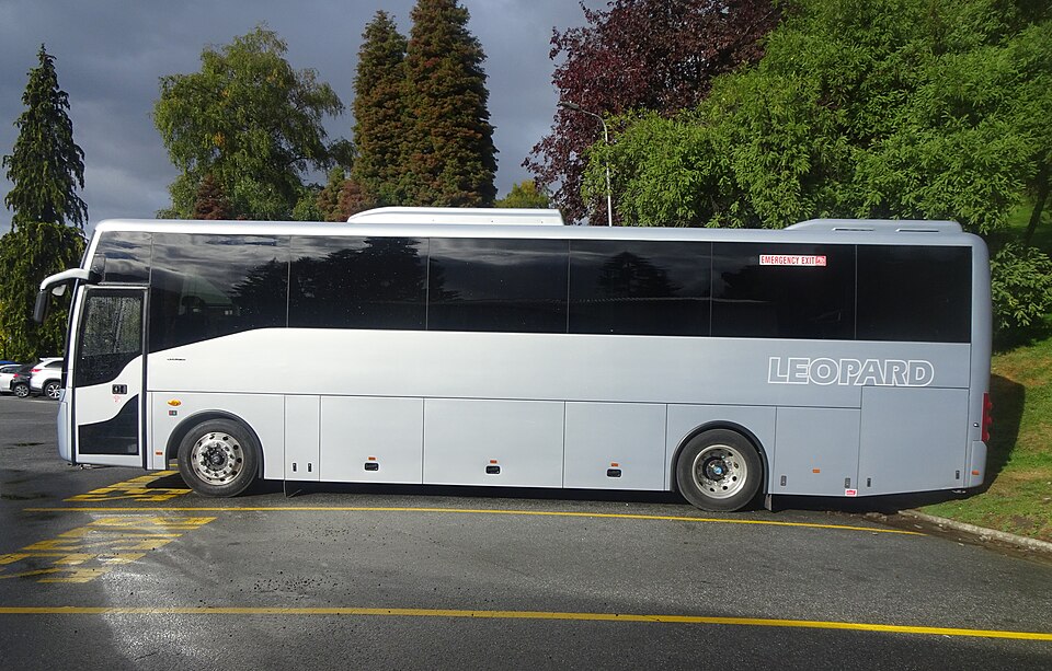 File:Grey coach bus 'Leopard', NZ; 25.3.19.jpg
