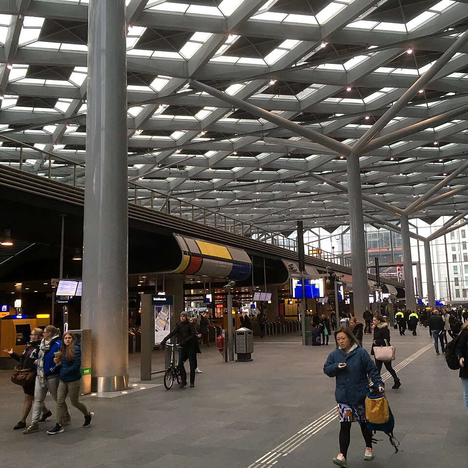 File:Centraal Station The Hague; train, tram and bus station (2017-11-22) IMG 2966.jpg