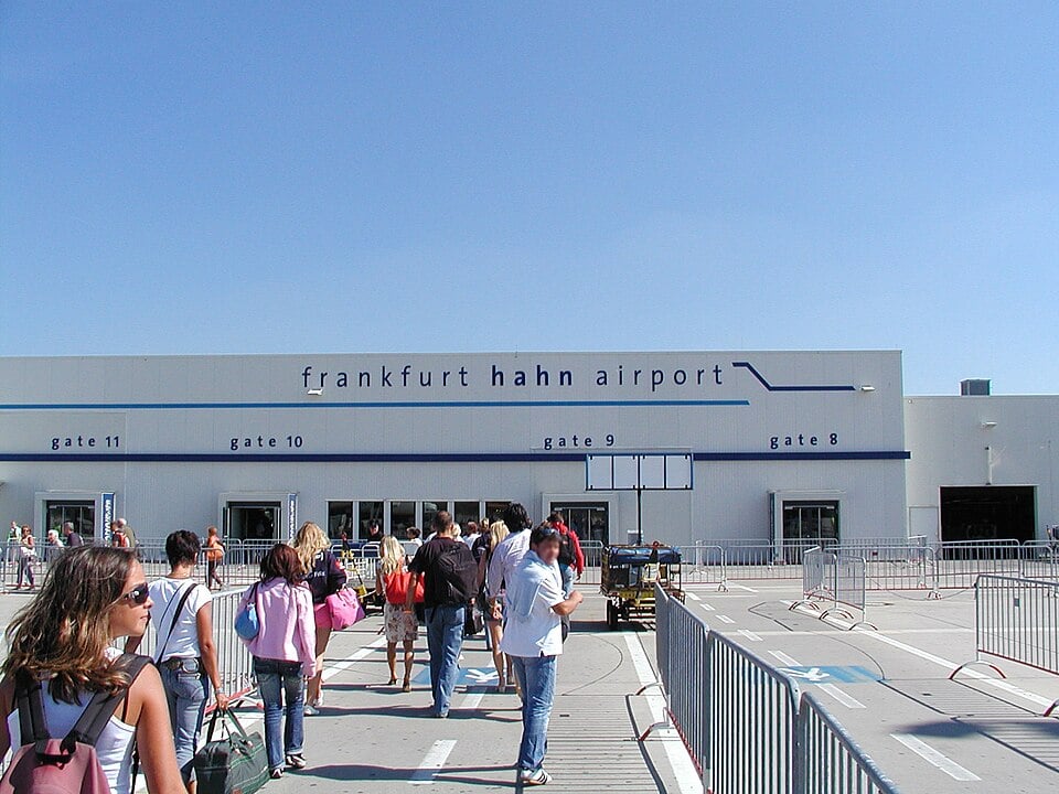 File:Frankfurt-Hahn Airport 2005 by RaBoe001.jpg